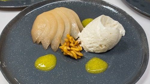 מוס שוקולד לבן עם אגסים מבושלים