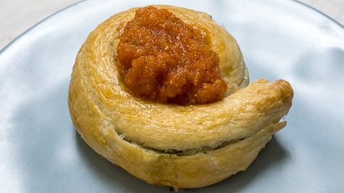מאפה ממולא בקרם תרד עם רוטב סלסה