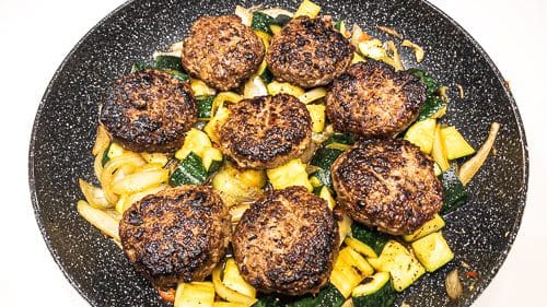 קציצות המבורגר עם קישואים מוקפצים