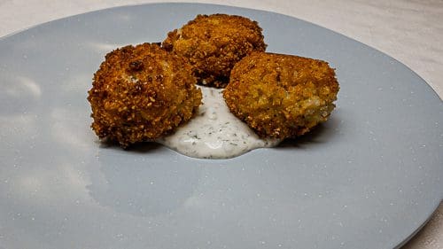 ארנצ'יני במילוי גבינת לבנה על מצע רוטב יוגורט