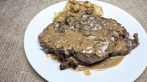 סטייק אנטריקוט ברוטב פלפלת עם פירה תפוחי אדמה