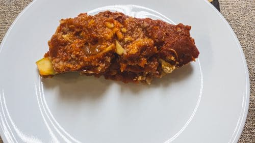 קישואים ממולאים בקוסקוס ברוטב עגבניות