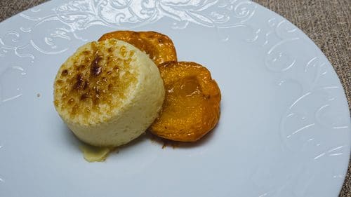 גלידה קרם ברולה עם משמשים צלויים