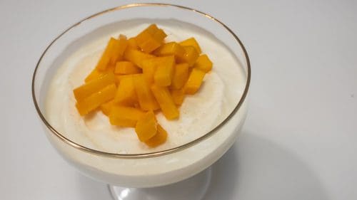 מוס שוקולד לבן עם קוביות מנגו