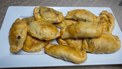 אמפנדה אפויה בתנור במילוי בשר טחון בתיבול אסיאתי
