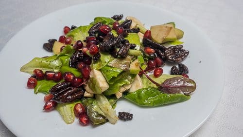 סלט עלים ירוקים עם גבינת צאן רימונים ופקאן מסוכר
