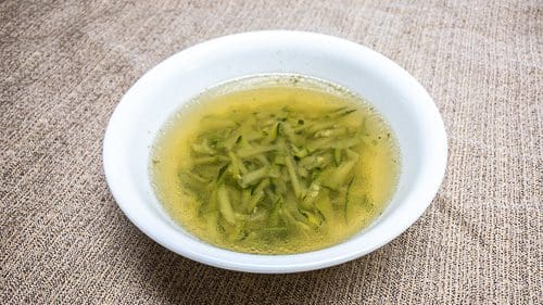 מרק עוף צח עם רצועות קישואים