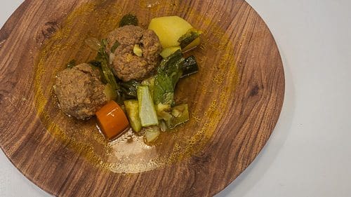קציצות נימוחות עם ירקות ורוטב עשיר טעמים