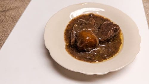 צלי בקר עסיסי ברוטב יין פורט מתוק ועשיר