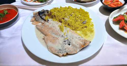 פורל בשמנת בתיבול ים תיכוני עם אורז צהוב