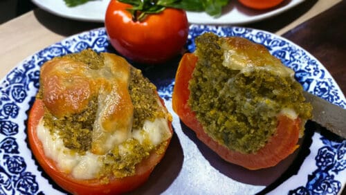 מאפה עגבניות ממולאות בפסטו ומוצרלה