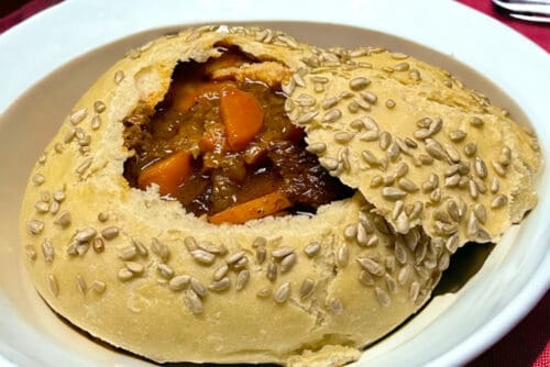 מרק גולש הונגרי בקערות לחם קרנצ'יות