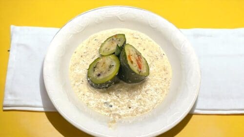 גלילות זוקיני ממולאות בקוסקוס ועשבי תיבול עם רוטב יוגורט יווני