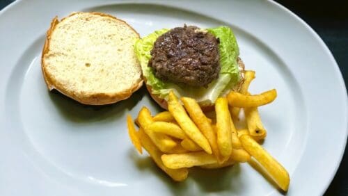 קומבו מנצח: המבורגר וצ'יפס פריך במיוחד