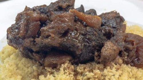 טנזיה בשר עם פירות יבשים על מצע קוסקוס